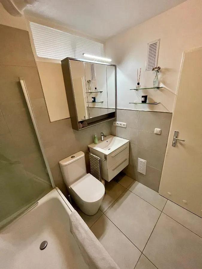 Apartment Wunderschoene 3 Zimmer Wohnung Mitten In Schwabing Munich